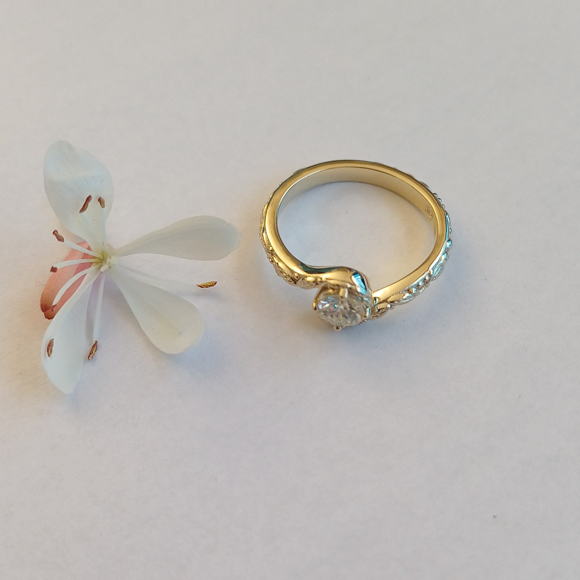 Solitaire Leaf Ring with Curved Band