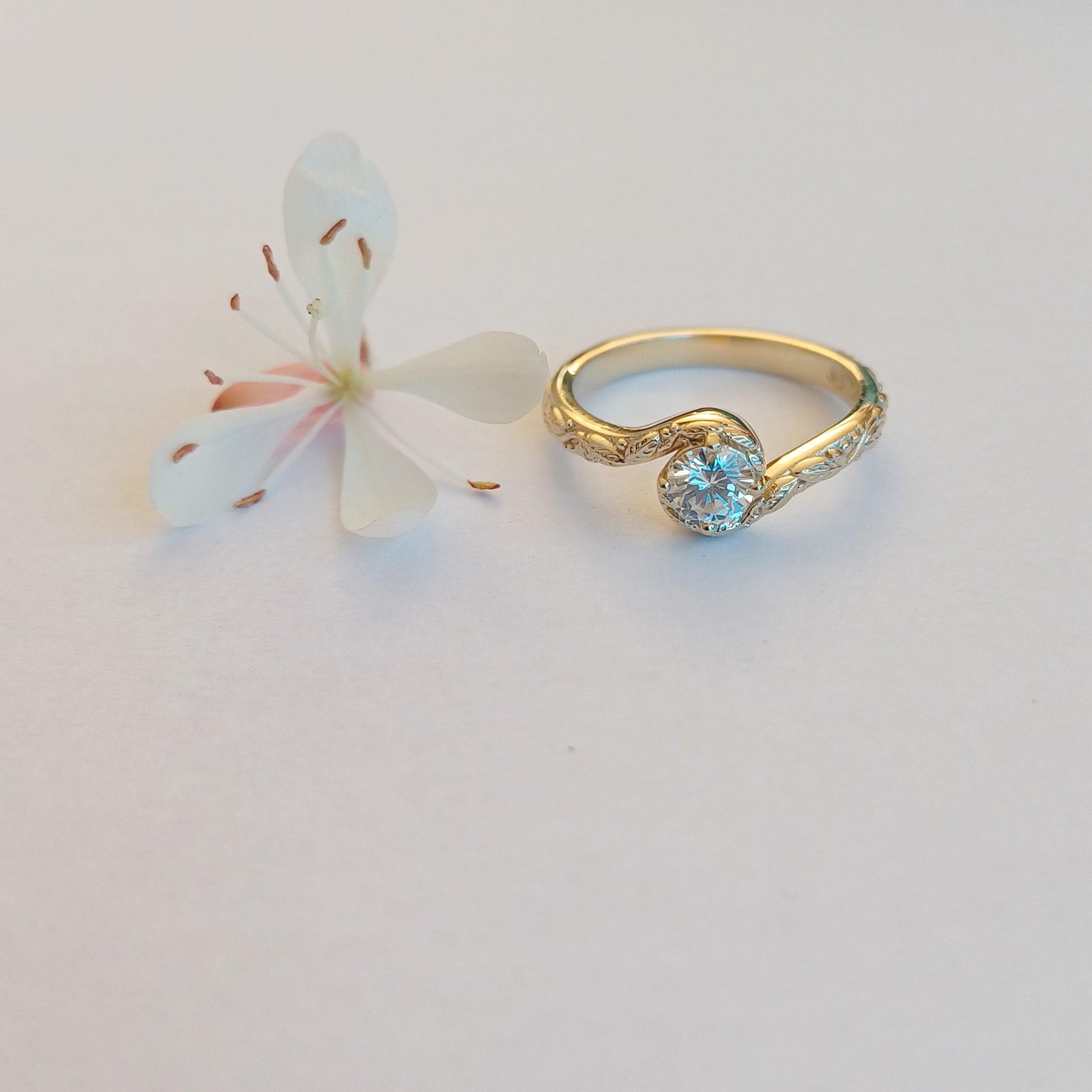 Solitaire Leaf Ring with Curved Band