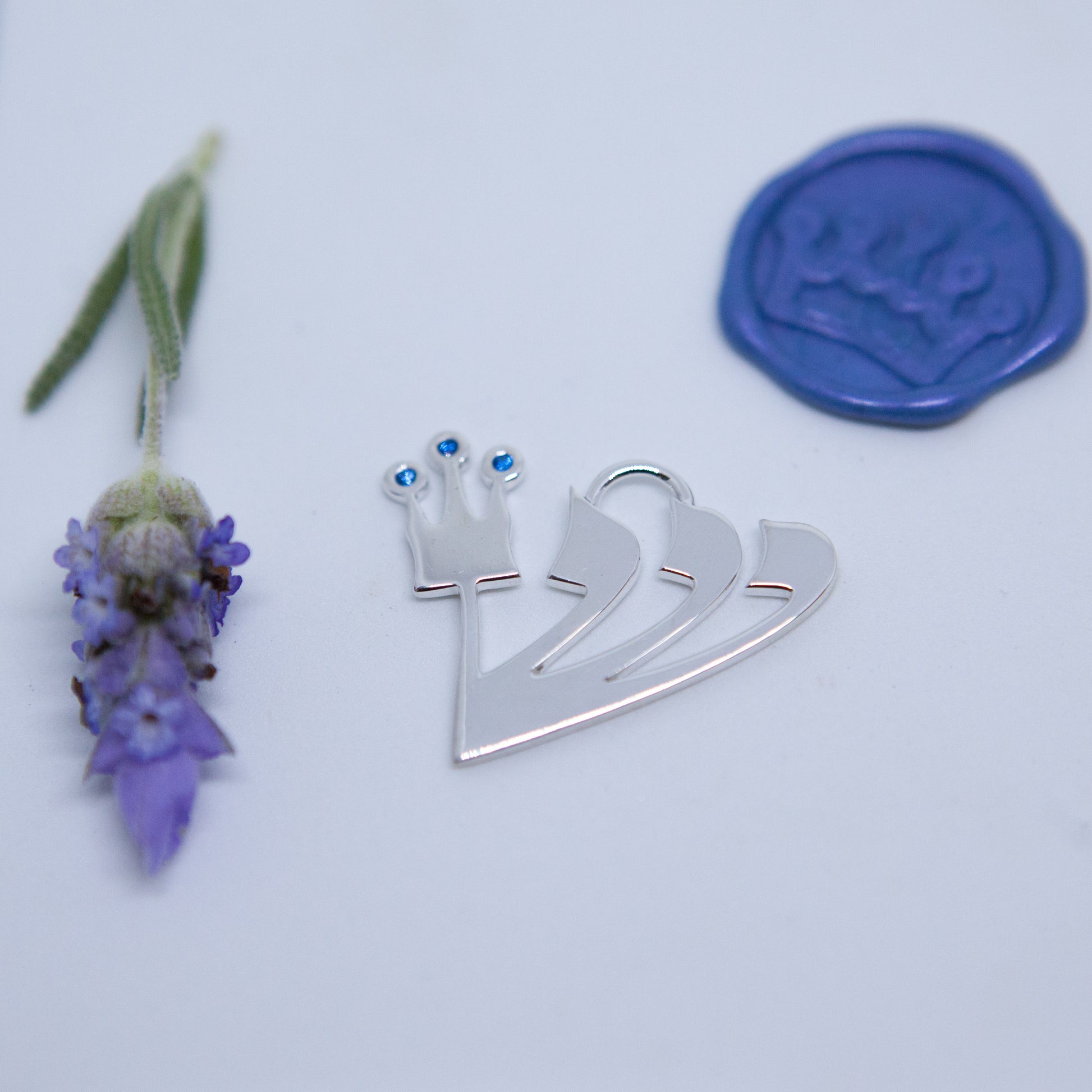 Four-Pronged Shin Pendant - Elloise Jewelry