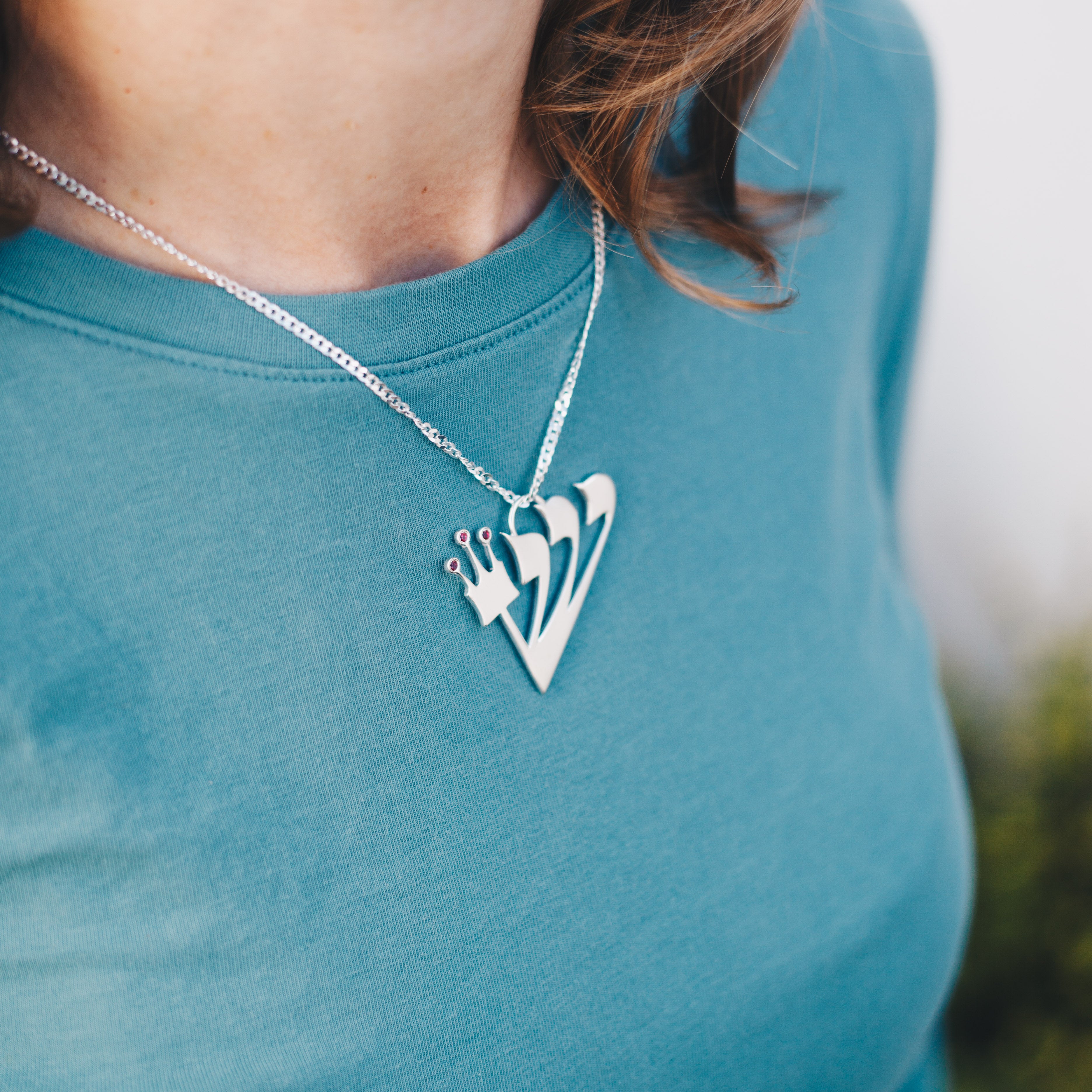 Four-Pronged Shin Pendant - Elloise Jewelry