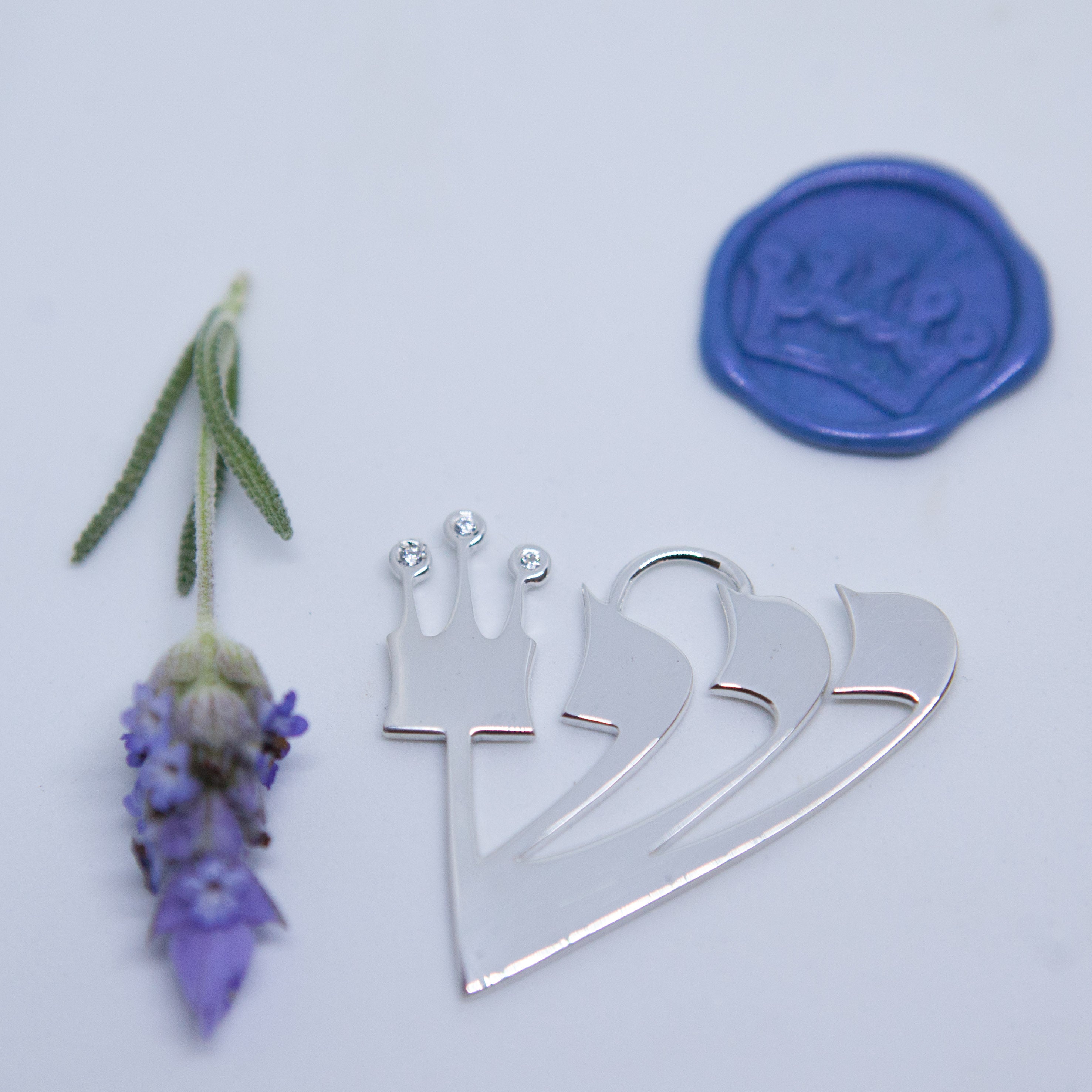 Four-Pronged Shin Pendant - Elloise Jewelry